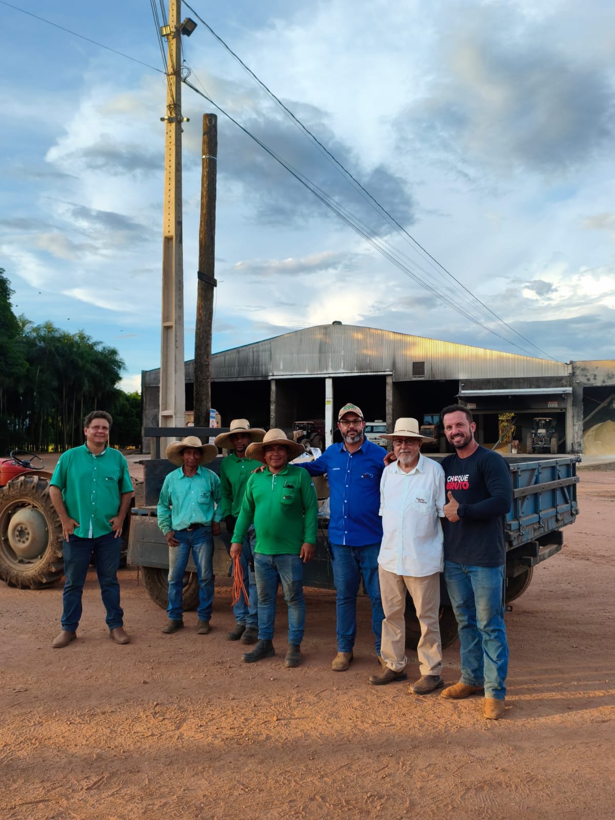 Rholyston Cordeiro com equipe no campo